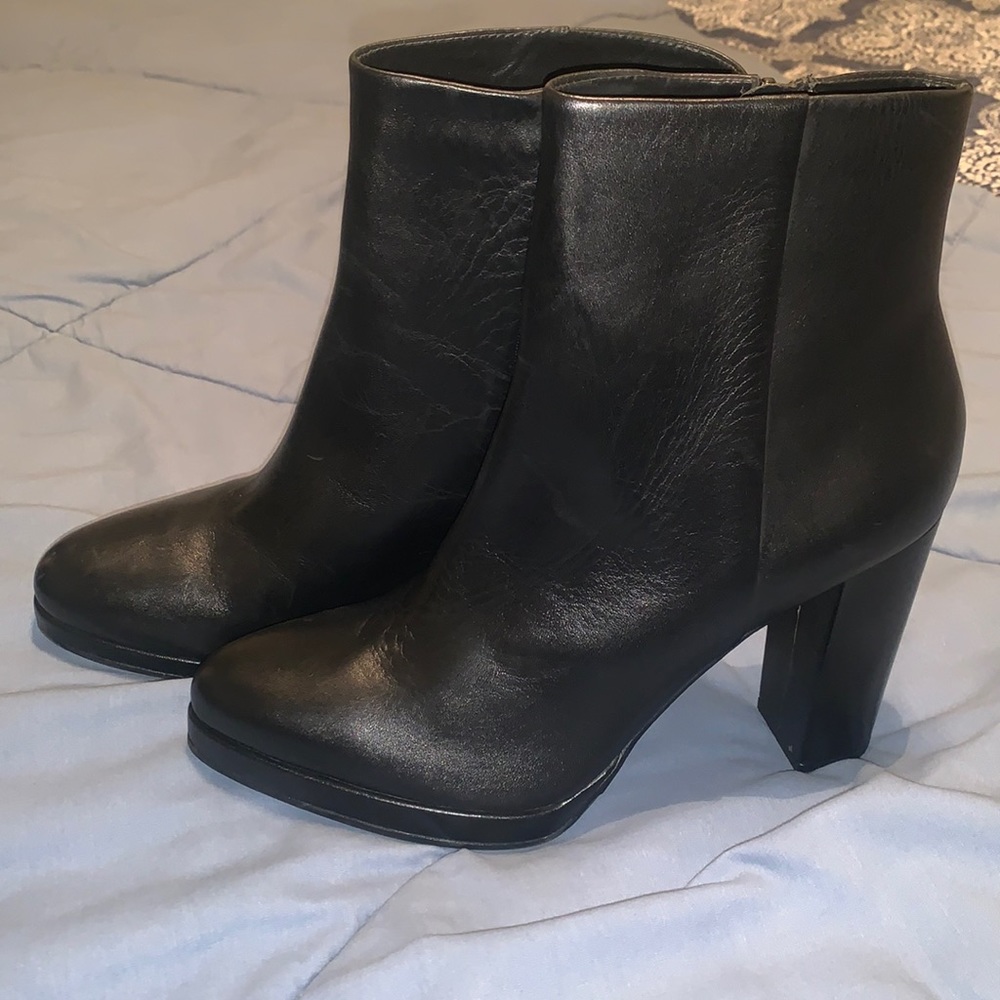 NWOT Antonio Melani ankle booties